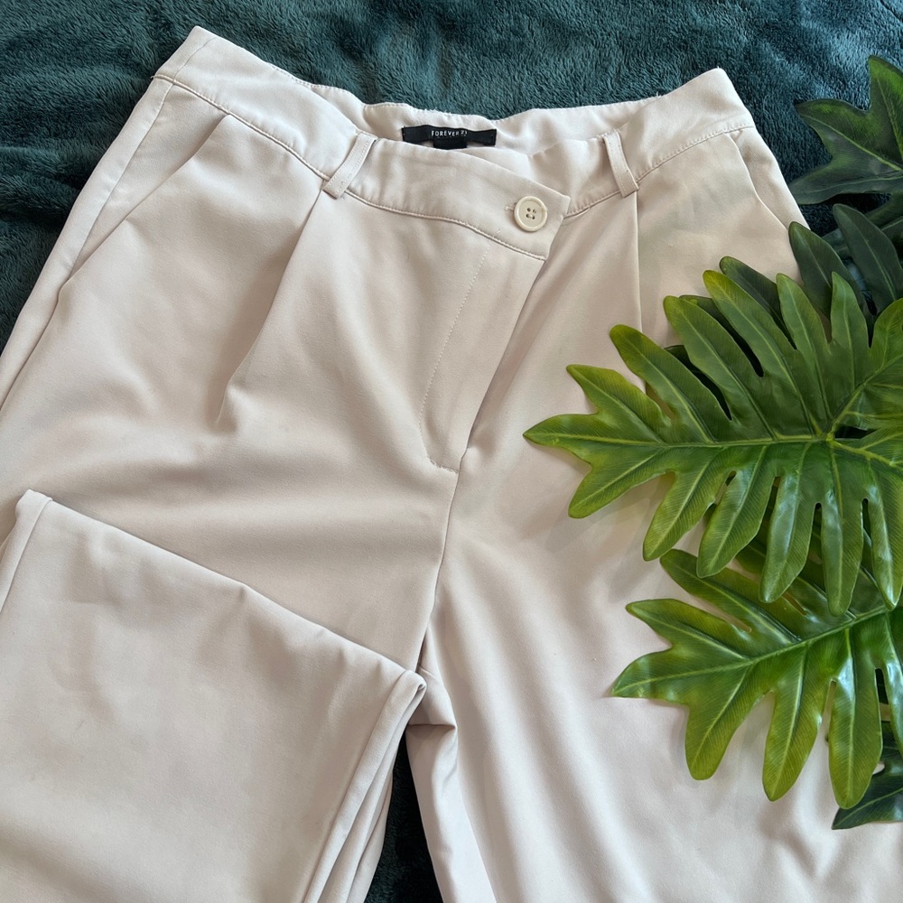 Cream straight leg pants. Can be used for business casual 🤍